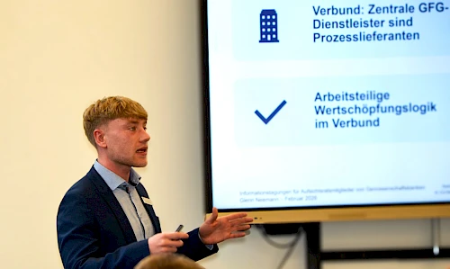 Referent hält einen Vortrag am Bildschirm